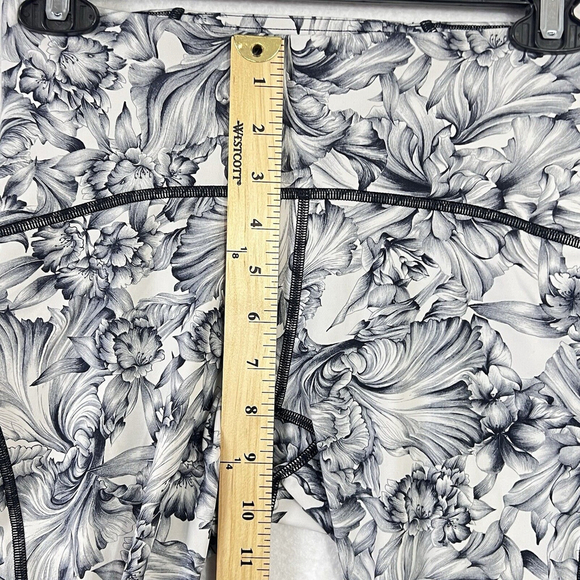 Lululemon Leggings Sz 6 Train Times 7/8 Pant Light Garden White Black Floral - Picture 12 of 13